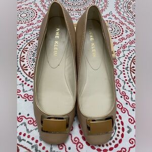 Sizes 7 metallic tan Anne Klein flat